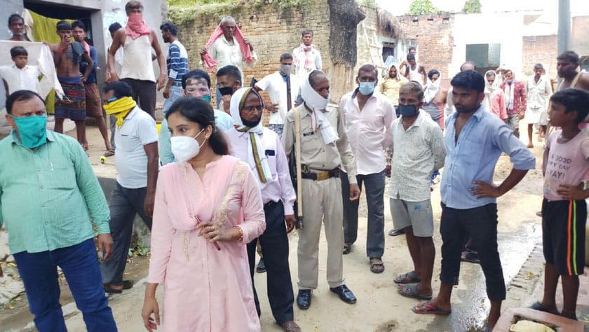 गांव की गलियों का निरीक्षण करतीं नायब तहसीलदार।