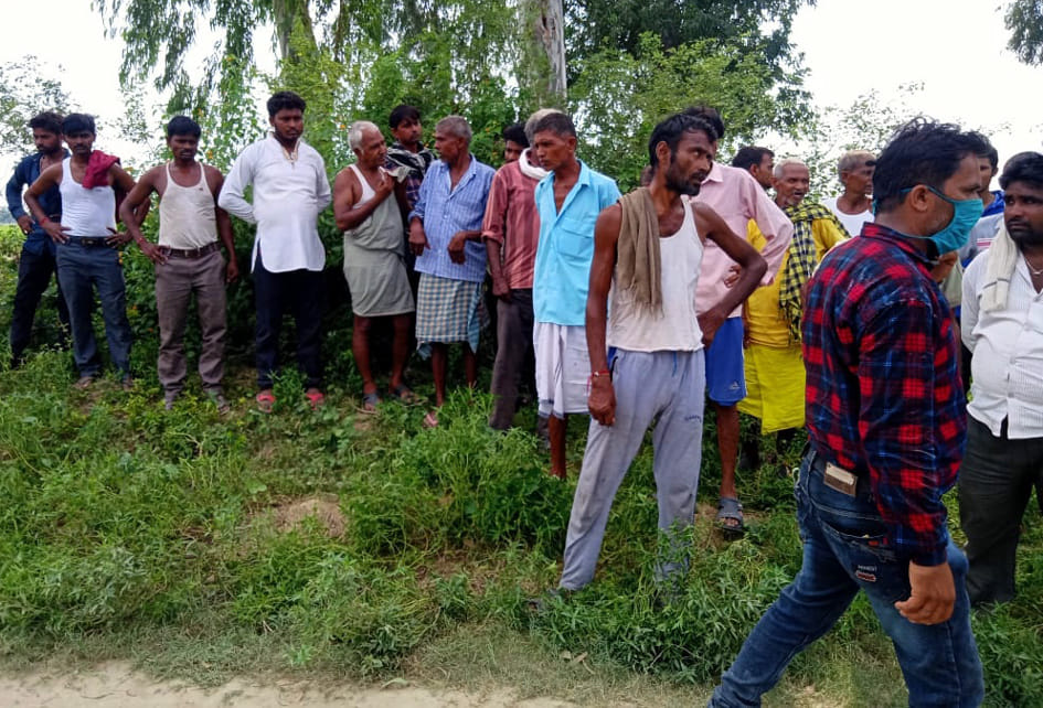 घटनास्थल पर लगी ग्रामीणों की भीड़। घटनास्थल पर लगी ग्रामीणों की भीड़।