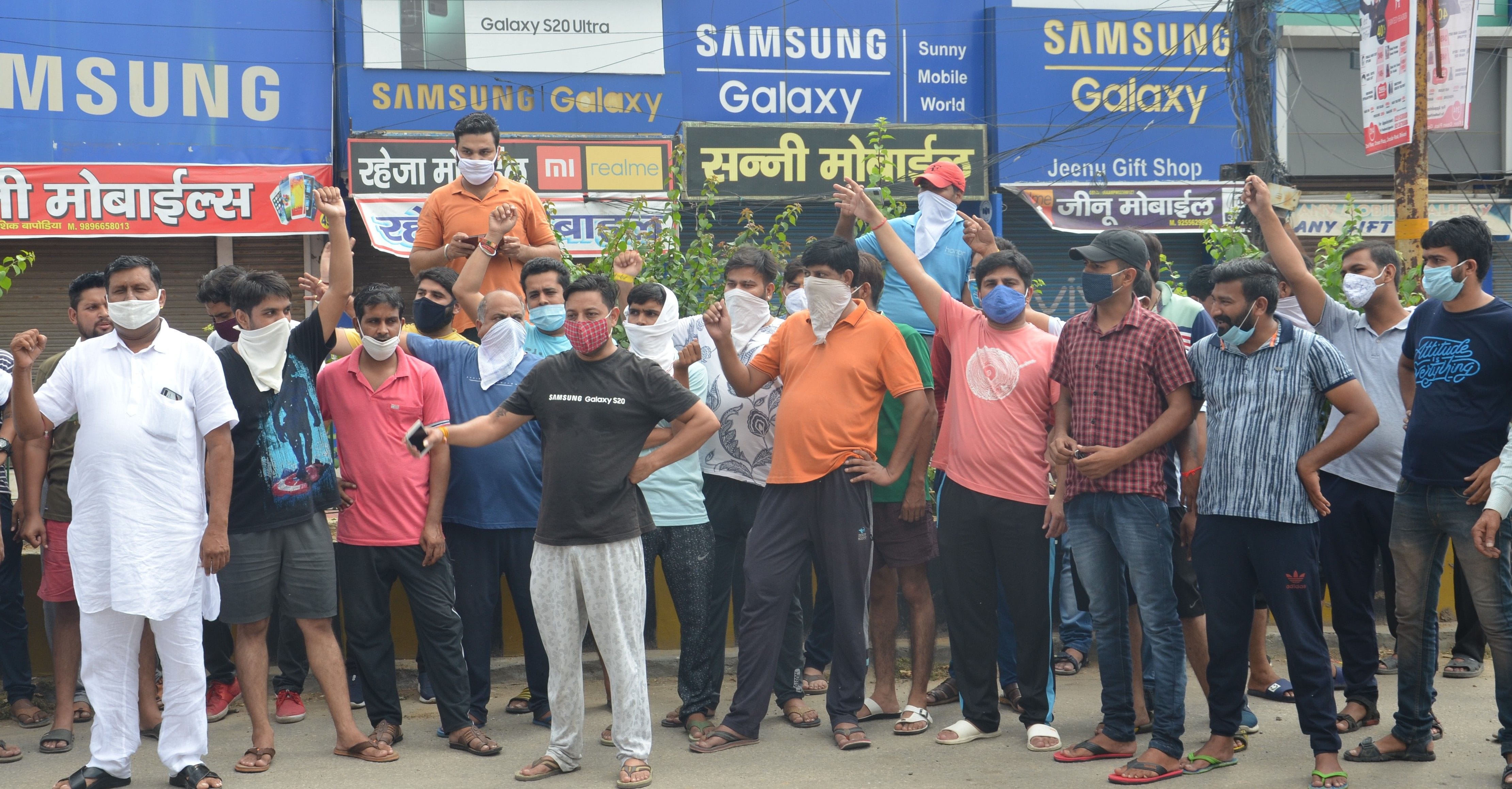 चोरी की घटना व पुलिस की कार्यवाही में ढिलाई से गुस्साएं हांसी गेट के दुकानदार रोष जताते हुए। संवा चोरी की घटना व पुलिस की कार्यवाही में ढिलाई से गुस्साएं हांसी गेट के दुकानदार रोष जताते हुए। संवा