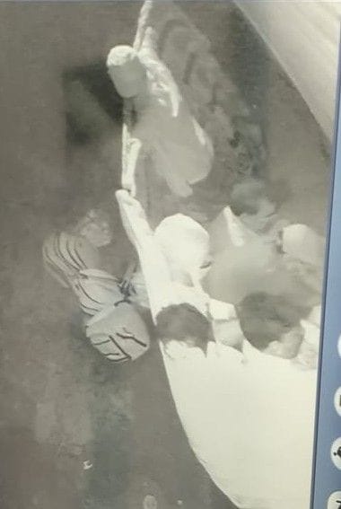 शटर उखाड़ने के दौरान चादर लगाए चोर सीसीटीवी में हुए कैद। शटर उखाड़ने के दौरान चादर लगाए चोर सीसीटीवी में हुए कैद।