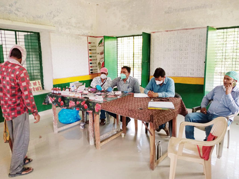 उदईपुर गांव में मरीजों की जांच करने पहुंची स्वास्थ्य टीम।  