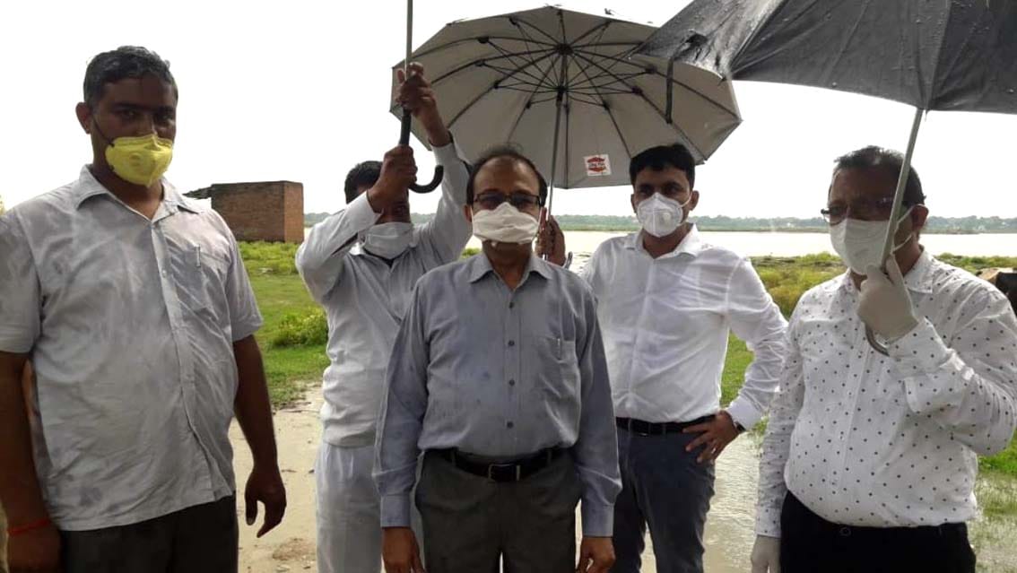 निरीक्षण के दौरान जानकारी देते अपर मुख्य सचिव मुकुल सिंघल