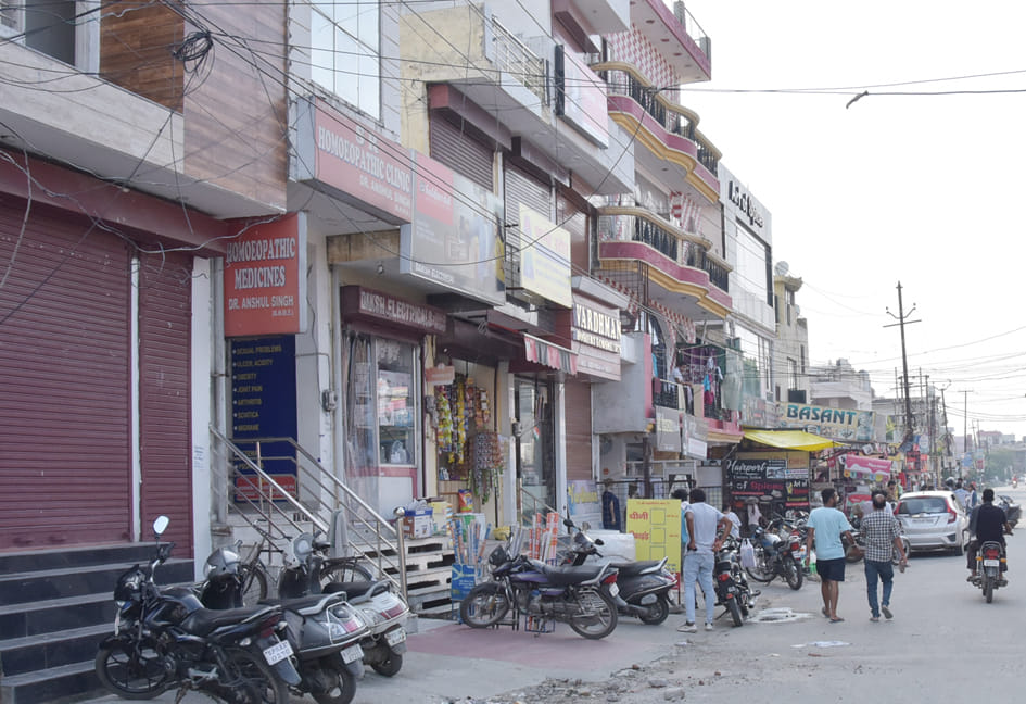 सहारनपुर के आवास विकास में रोड़ पर बनी मार्केट सहारनपुर के आवास विकास में रोड़ पर बनी मार्केट