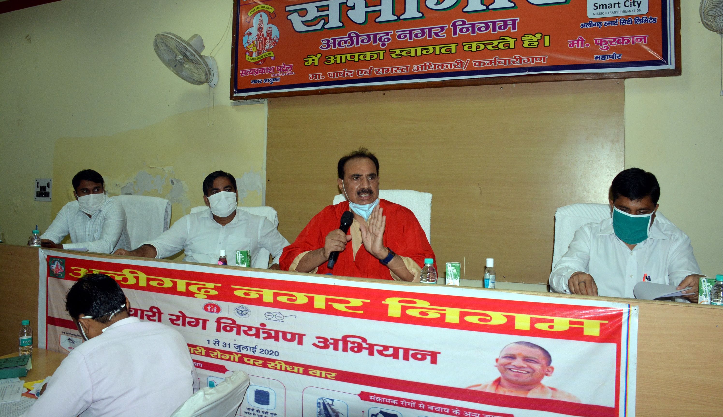 जवाहर भवन सभागार में नगर निगम कार्यकारिणी बैठक में महापौर मो फुरकान सम्बोधित करते साथ में सहायक ? जवाहर भवन सभागार में नगर निगम कार्यकारिणी बैठक में महापौर मो फुरकान सम्बोधित करते साथ में सहायक ?