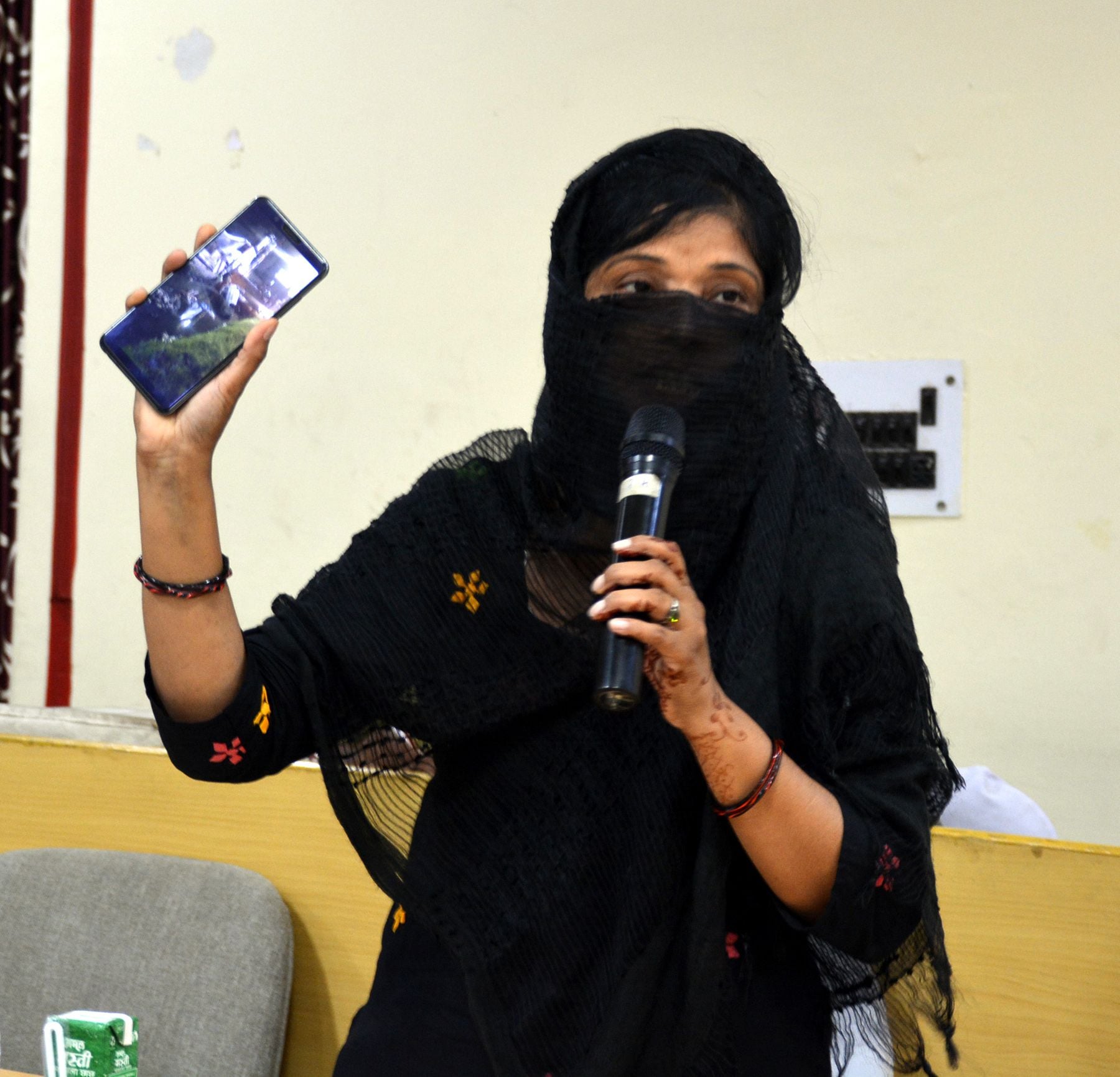 जवाहर भवन सभागार में नगर निगम कार्यकारिणी बैठक में नाले में गिरे बच्चों को लेकर बैठक फोटो दिखाती जवाहर भवन सभागार में नगर निगम कार्यकारिणी बैठक में नाले में गिरे बच्चों को लेकर बैठक फोटो दिखाती