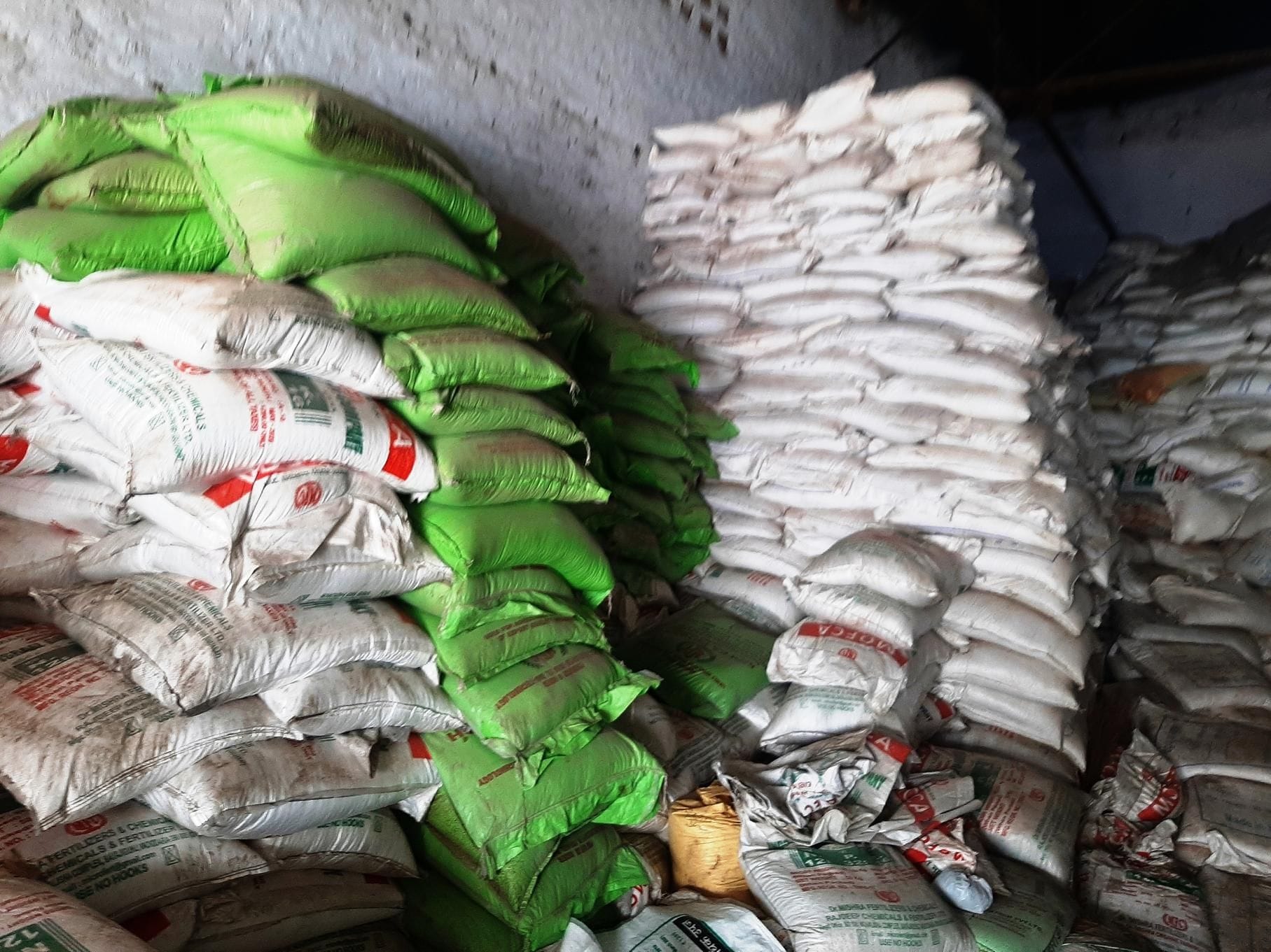 गोदाम में रखे खाद के बैग। गोदाम में रखे खाद के बैग।