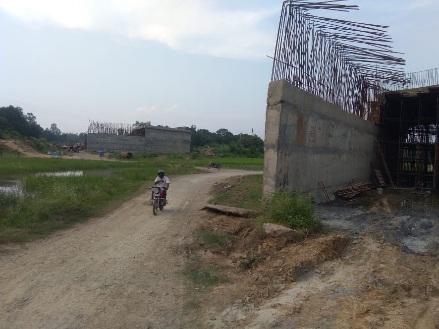 नजीबाबाद के उब्बनवाला मार्ग पर फोरलेन हाइवे के लिए कराया जा रहा निर्माण।