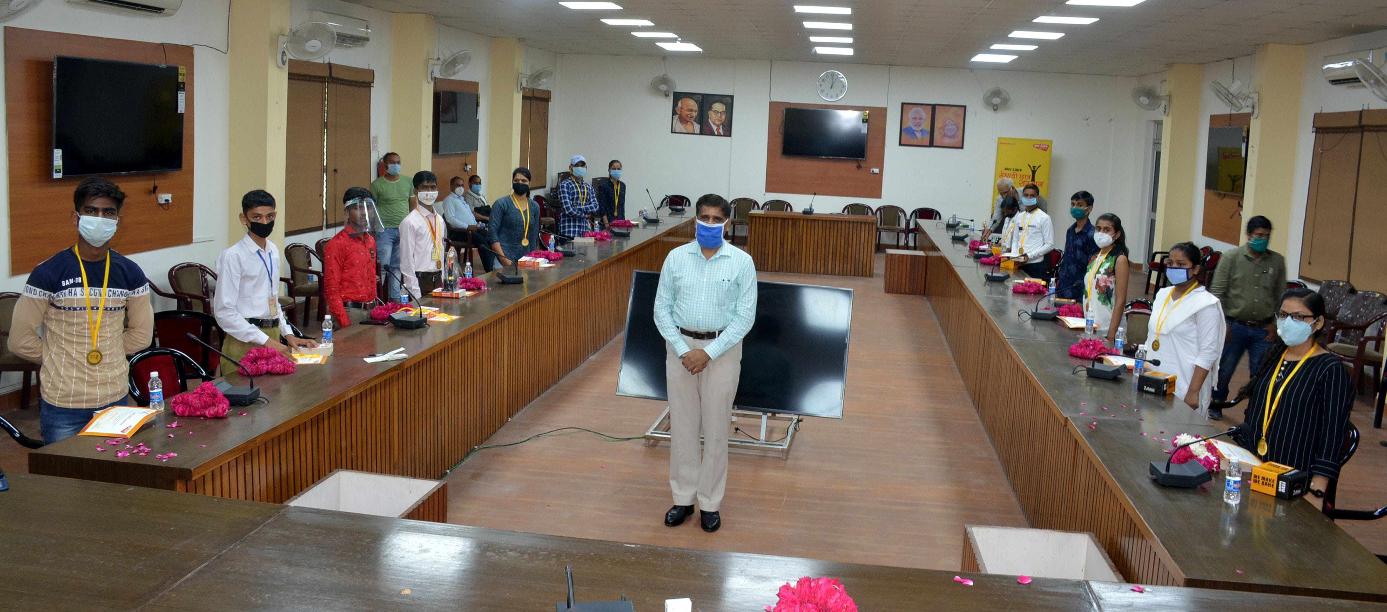 कमिश्नर जीएस प्रियदर्शी के साथ अलीगढ़ और हाथरस के मेधावी छात्र-छात्राएं। कमिश्नर जीएस प्रियदर्शी के साथ अलीगढ़ और हाथरस के मेधावी छात्र-छात्राएं।