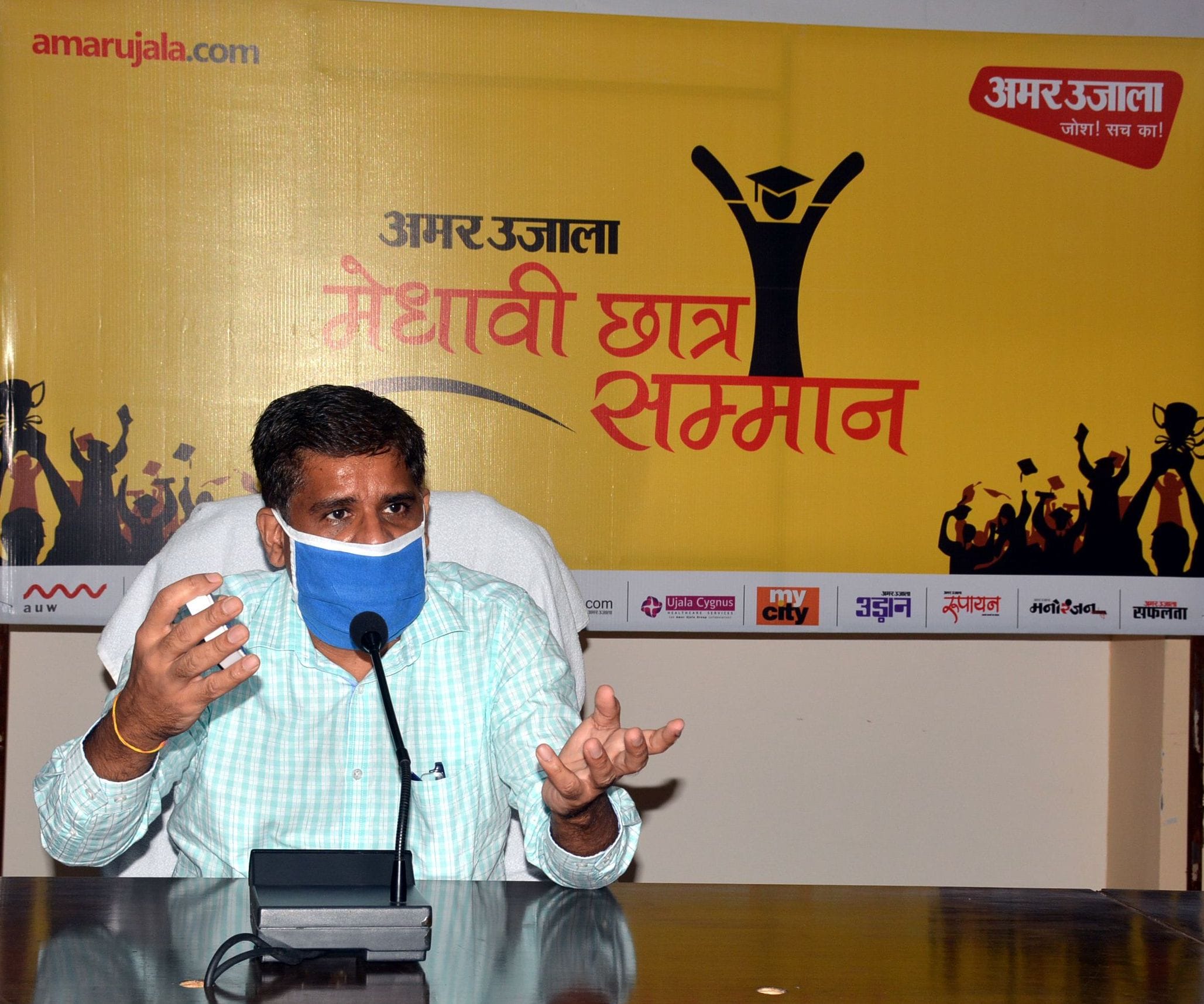 मेधावी छात्र-छात्रा सम्मान समारोह में छात्रों को टिप्स देते कमिश्नर जीएस प्रियदर्शी। मेधावी छात्र-छात्रा सम्मान समारोह में छात्रों को टिप्स देते कमिश्नर जीएस प्रियदर्शी।