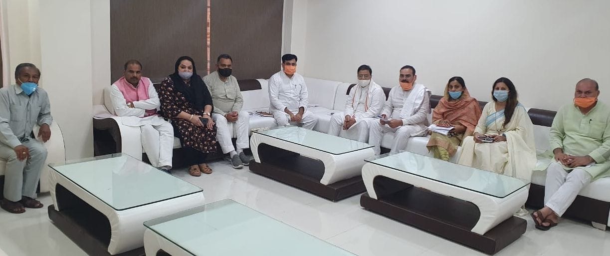 रविवार को हुई भाजपा की बैठक में उपस्थित जिलाध्यक्ष, विधायक एवं अन्य नेतागण। रविवार को हुई भाजपा की बैठक में उपस्थित जिलाध्यक्ष, विधायक एवं अन्य नेतागण।