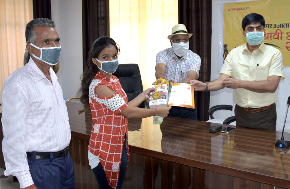 सहारनपुर के तहसील सभागार में अमर उजाला मेधावी छात्र सम्मान कार्यक्रम में टापर्स छात्रा को मेडल ? सहारनपुर के तहसील सभागार में अमर उजाला मेधावी छात्र सम्मान कार्यक्रम में टापर्स छात्रा को मेडल ?
