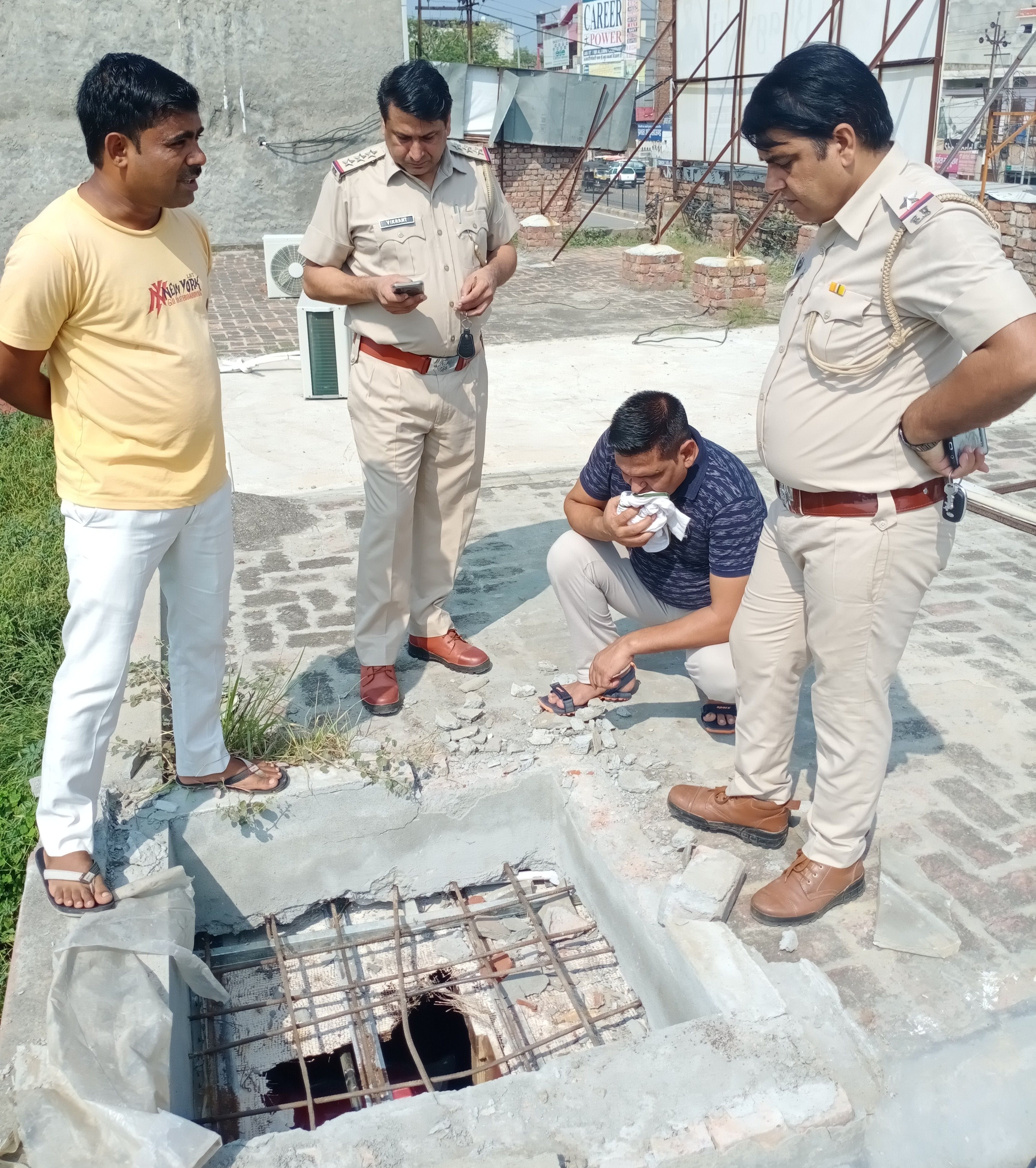 सरकुलर रोड स्थित आदर्श कॉलेज मार्केट की दुकान के ऊपर से चोरों द्वारा लगाई गई सेंध और मौके का जायज? सरकुलर रोड स्थित आदर्श कॉलेज मार्केट की दुकान के ऊपर से चोरों द्वारा लगाई गई सेंध और मौके का जायज?