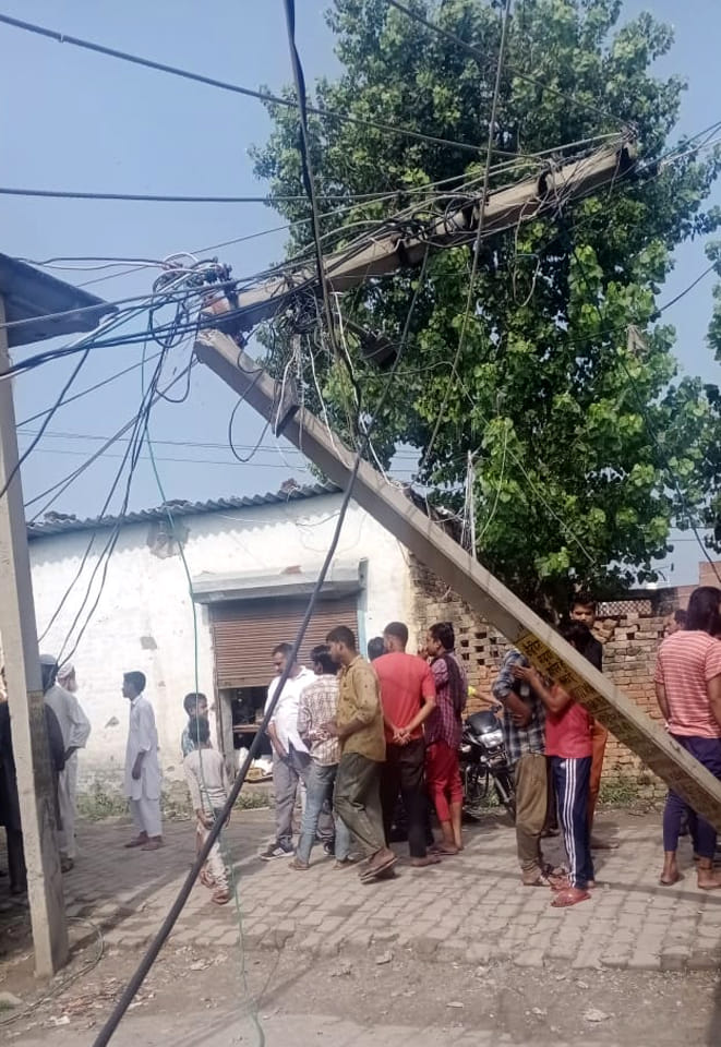 मौहल्ला हाकम कॉलोनी में बस खंबे से टकरायी बस टूटा खम्बा जमा भीड़