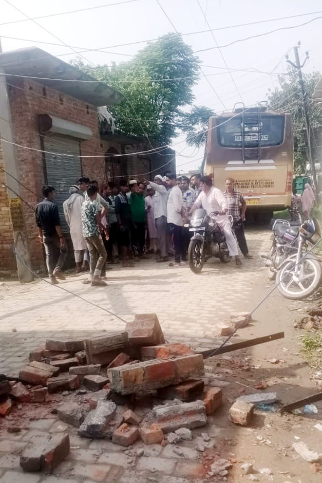 मौहल्ला हाकम कॉलोनी में बस खंबे से टकरायी बस टूटा खम्बा जमा भीड़