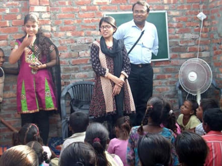 उड़ान स्कूल में बच्चों के साथ अजय सिंघल। उड़ान स्कूल में बच्चों के साथ अजय सिंघल।
