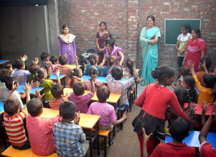 उड़ान स्कूल में पढ़ते कूड़ा बीनने वाले बच्चे। उड़ान स्कूल में पढ़ते कूड़ा बीनने वाले बच्चे।