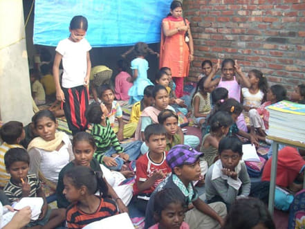 उड़ान स्कूल में पढ़ाई करते कूड़ी बीनने वाले बच्चे। उड़ान स्कूल में पढ़ाई करते कूड़ी बीनने वाले बच्चे।