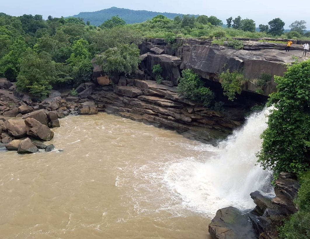 फोटो- 8- पयर्टकों को आकर्षित करता राघव जलप्रपात फोटो- 8- पयर्टकों को आकर्षित करता राघव जलप्रपात