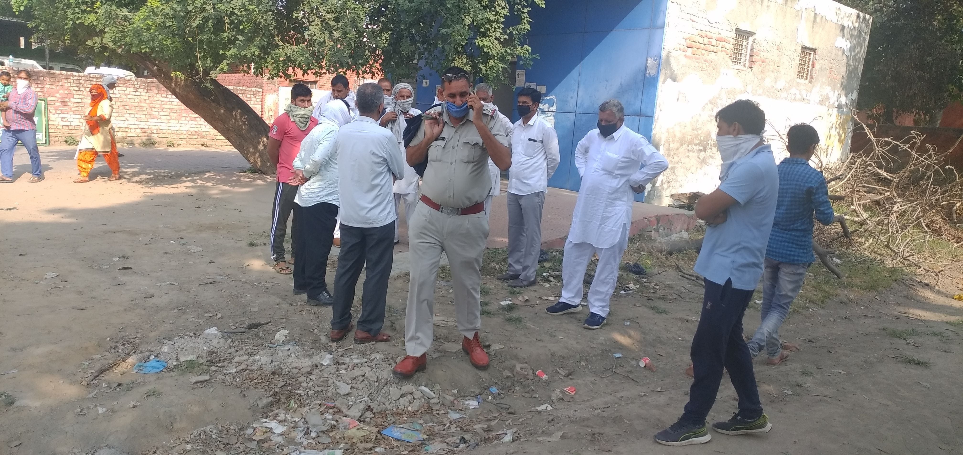 नागरिक अस्पताल में शव का पोस्टमार्टम करवाने के लिए पहुंचे परिजन। नागरिक अस्पताल में शव का पोस्टमार्टम करवाने के लिए पहुंचे परिजन।