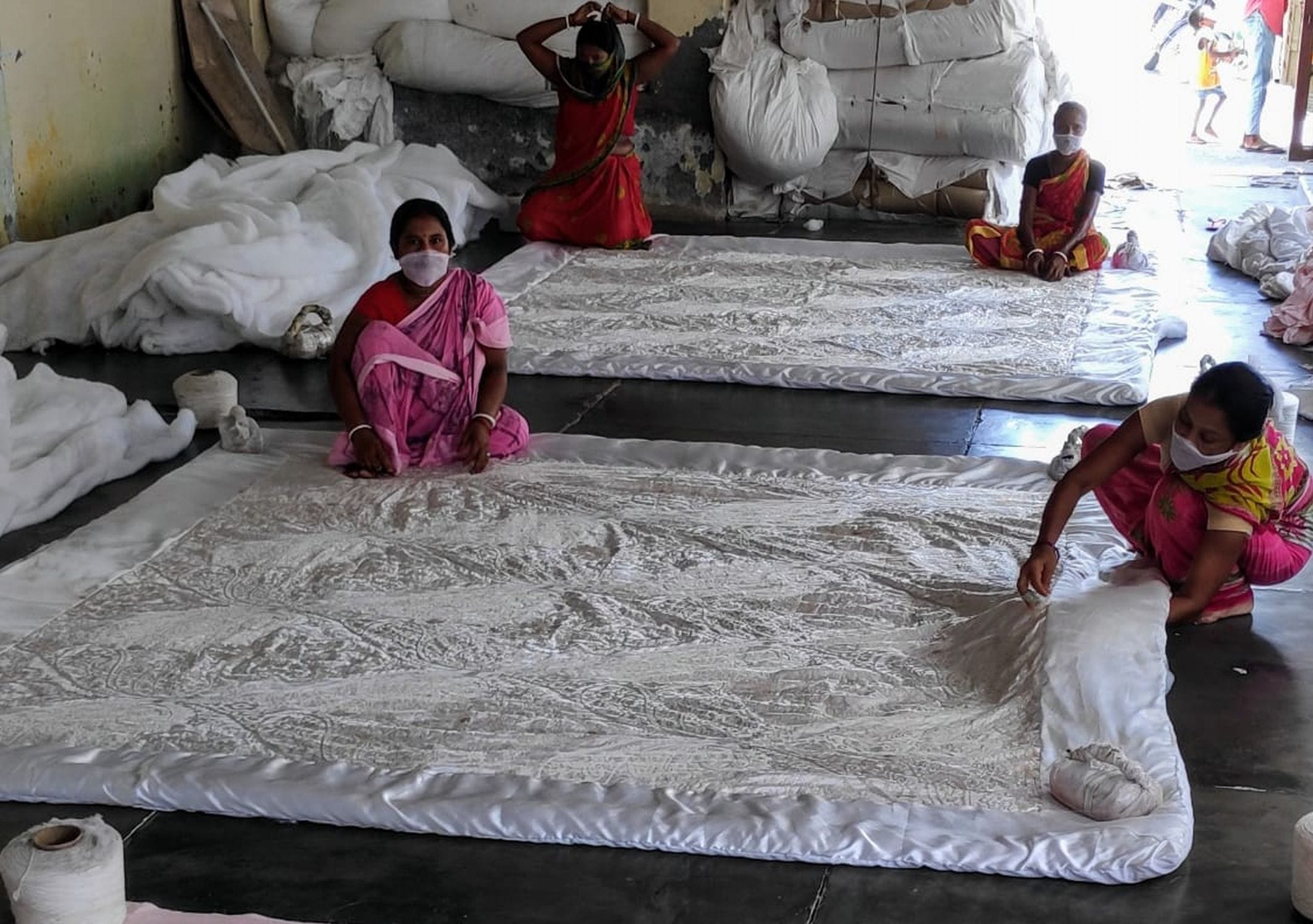 शक्तिफार्म के बैकुंठपुर में फैशनेबल रजाई सिलती महिला कामगार। शक्तिफार्म के बैकुंठपुर में फैशनेबल रजाई सिलती महिला कामगार।