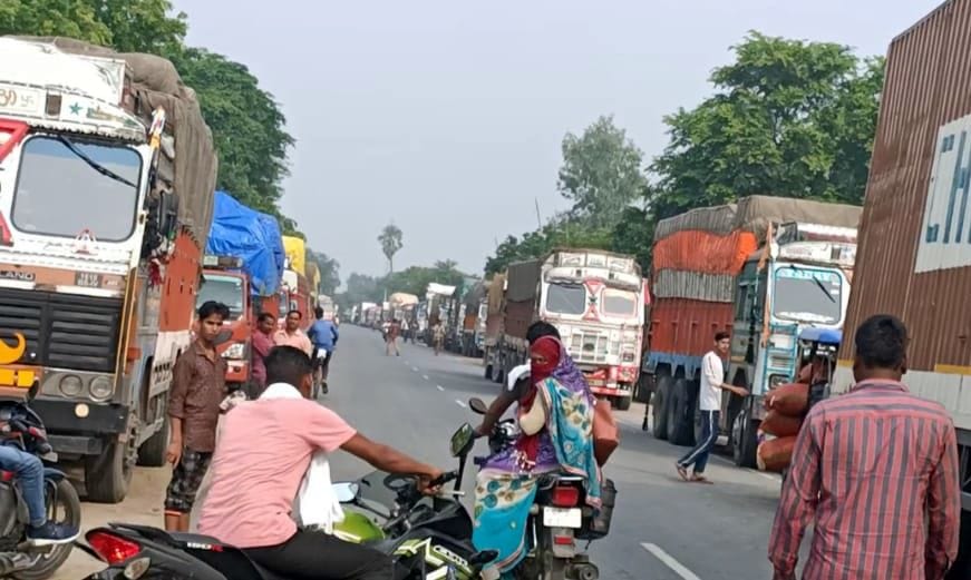 फोटो-11- ट्रक और डंफर की भिड़ंत के बाद कटरा बिल्हौर मार्ग पर लगी वाहनों की कतार। संवाद
