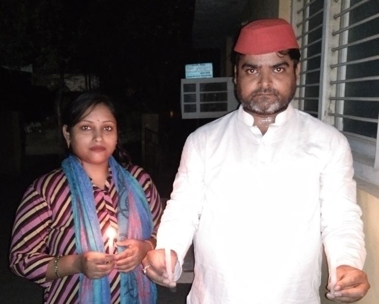 फोटो-14-अपने आवास पर पत्नी संग कैंडिल जलाते सपा जिलाध्यक्ष जितेंद्र वर्मा जीतू। संवाद