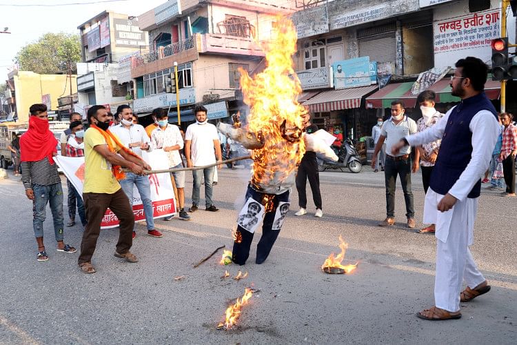ऊना के रेड लाईट चौक पर करणी सेना के कार्यकर्ता महाराष्ट्र के मुख्यमंत्री उद्धव ठाकरे का पुतला जल?