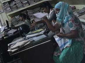 कैप्शन नंबर 13 रेवाड़ी। बिजली निगम के सब अर्बन कार्यालय में बिना मास्क कार्य करते कर्मी कैप्शन नंबर 13 रेवाड़ी। बिजली निगम के सब अर्बन कार्यालय में बिना मास्क कार्य करते कर्मी