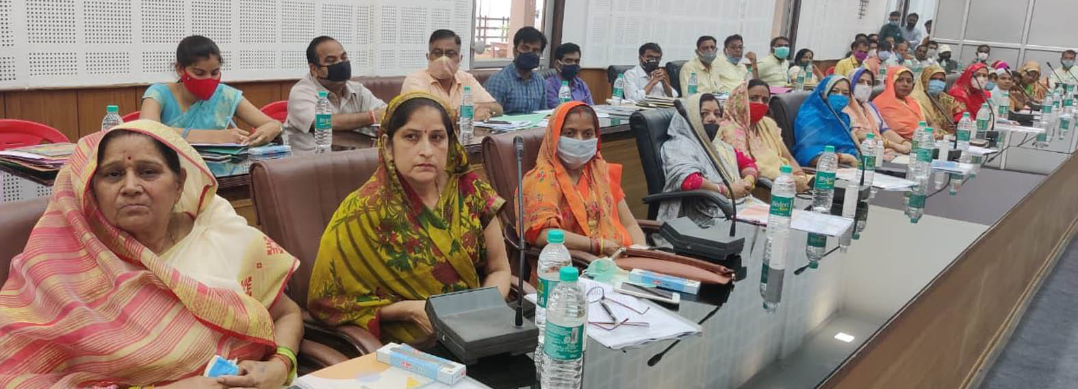 बोर्ड बैठक में उपस्थित जिला पंचायत सदस्य। बोर्ड बैठक में उपस्थित जिला पंचायत सदस्य।