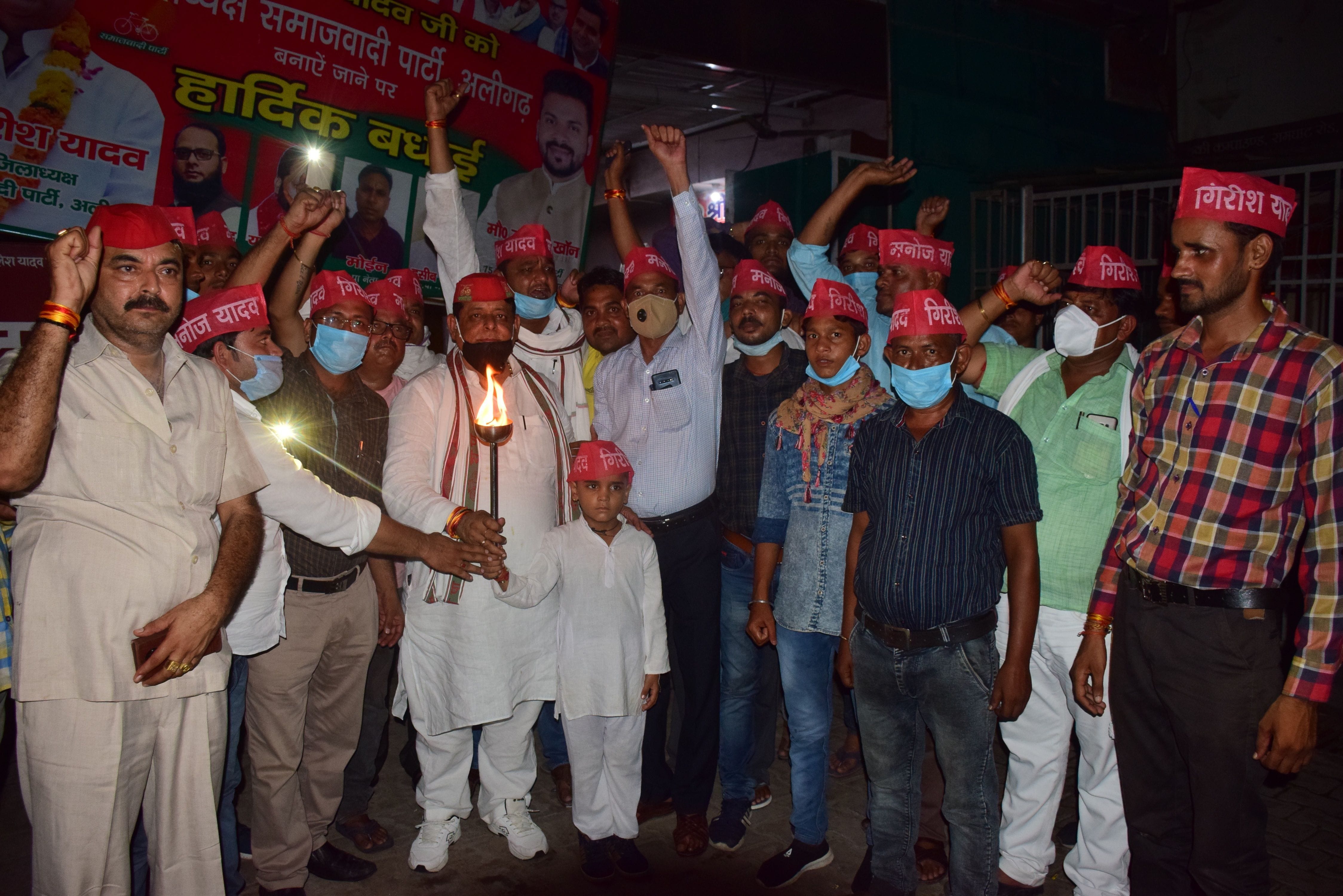 बेरोजगारी को लेकर प्रदर्शन करते सपा कार्यकर्ता। बेरोजगारी को लेकर प्रदर्शन करते सपा कार्यकर्ता।