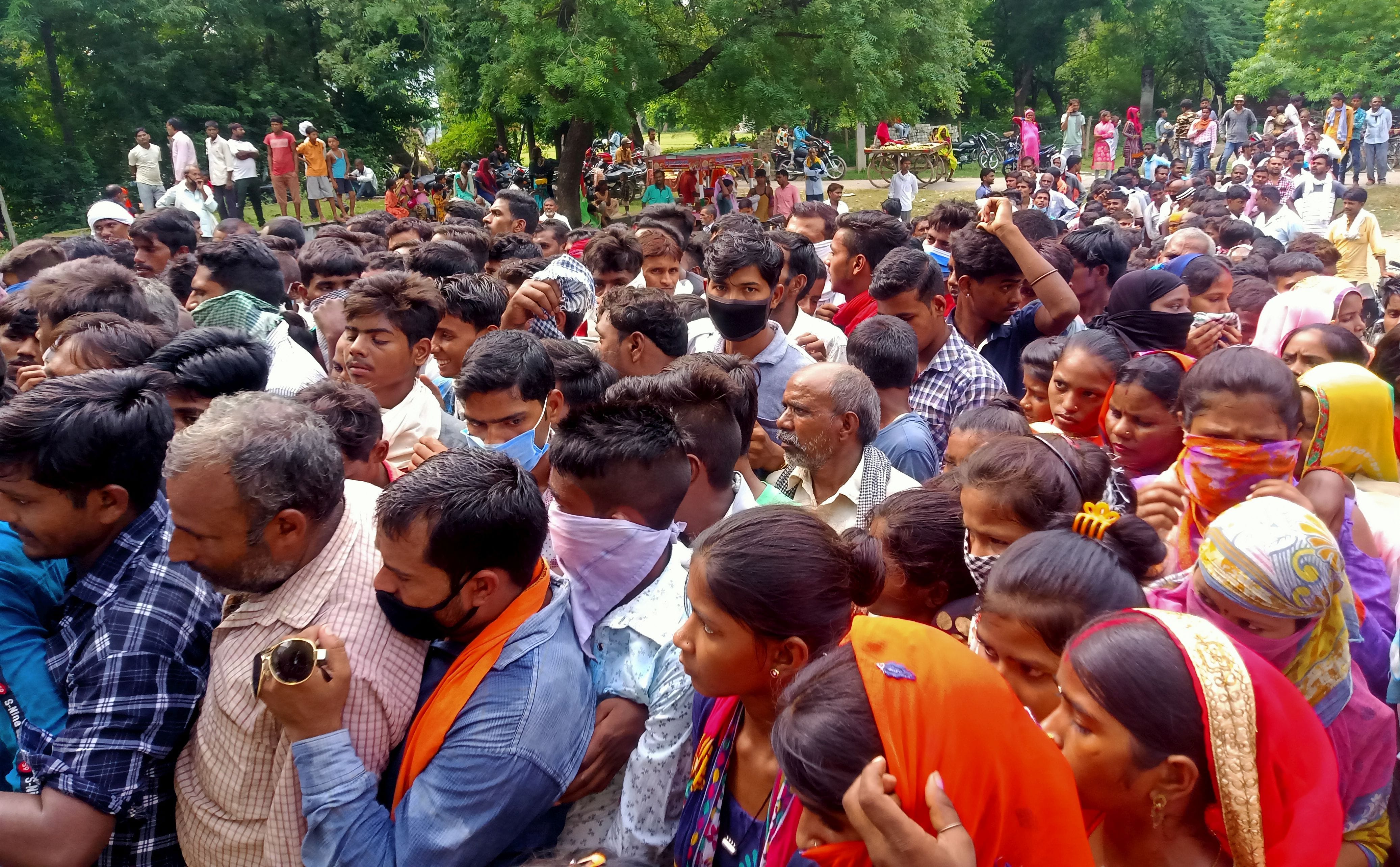रायबरेली में गुरुवार को तिलोई ब्लॉक के डाकघर सेमरौता में आधार कार्ड बनवाने को उमड़ी भीड़। रायबरेली में गुरुवार को तिलोई ब्लॉक के डाकघर सेमरौता में आधार कार्ड बनवाने को उमड़ी भीड़।