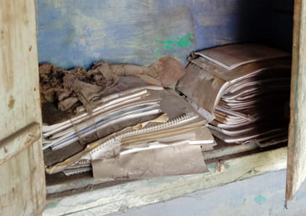 यूपी स्टेट एग्रो इंडसट्रीयल कारपोरेशन लिमिटेड के पुराने दफ्तर में लावारिस रखी फाइलें। यूपी स्टेट एग्रो इंडसट्रीयल कारपोरेशन लिमिटेड के पुराने दफ्तर में लावारिस रखी फाइलें।