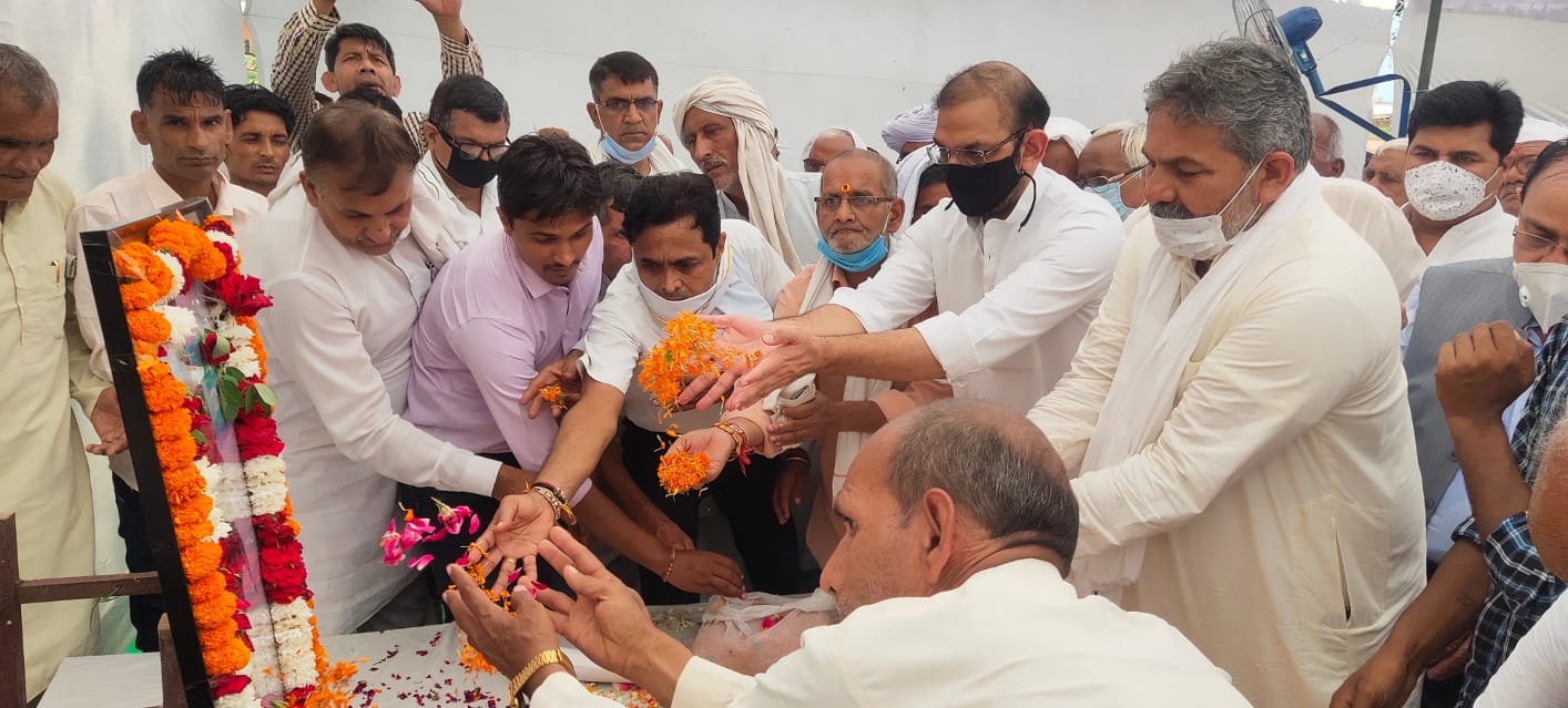 खांजापुर में हुई शोक सभा में शहीद प्रशांत शर्मा को श्रद्घा सुमन अर्पित करते नागरिक।