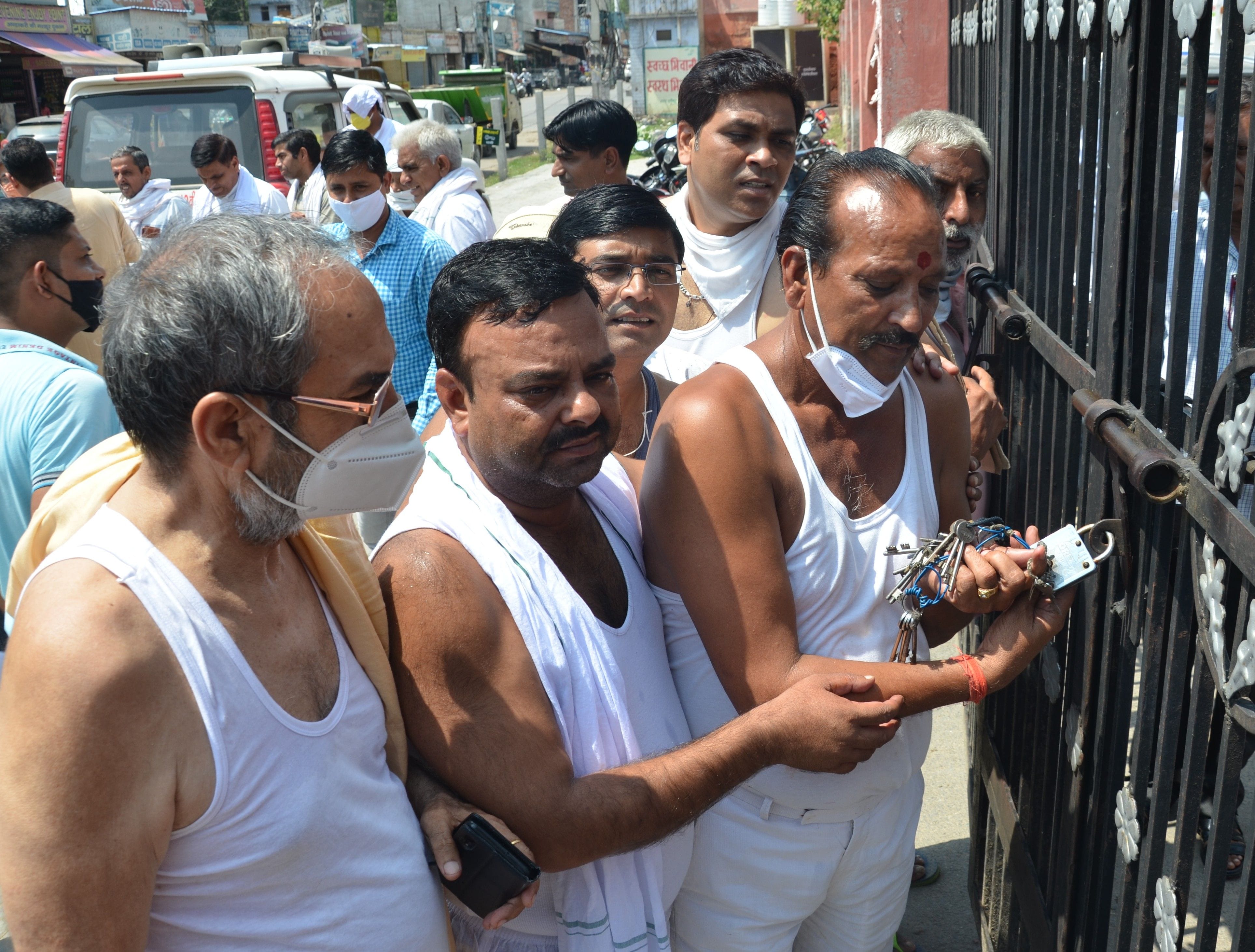 नगर परिषद कार्यालय के मुख्य गेट पर ताला लगाते पार्षद व उपप्रधान मामनचंद। संवाद न्यूज एजेंसी नगर परिषद कार्यालय के मुख्य गेट पर ताला लगाते पार्षद व उपप्रधान मामनचंद। संवाद न्यूज एजेंसी