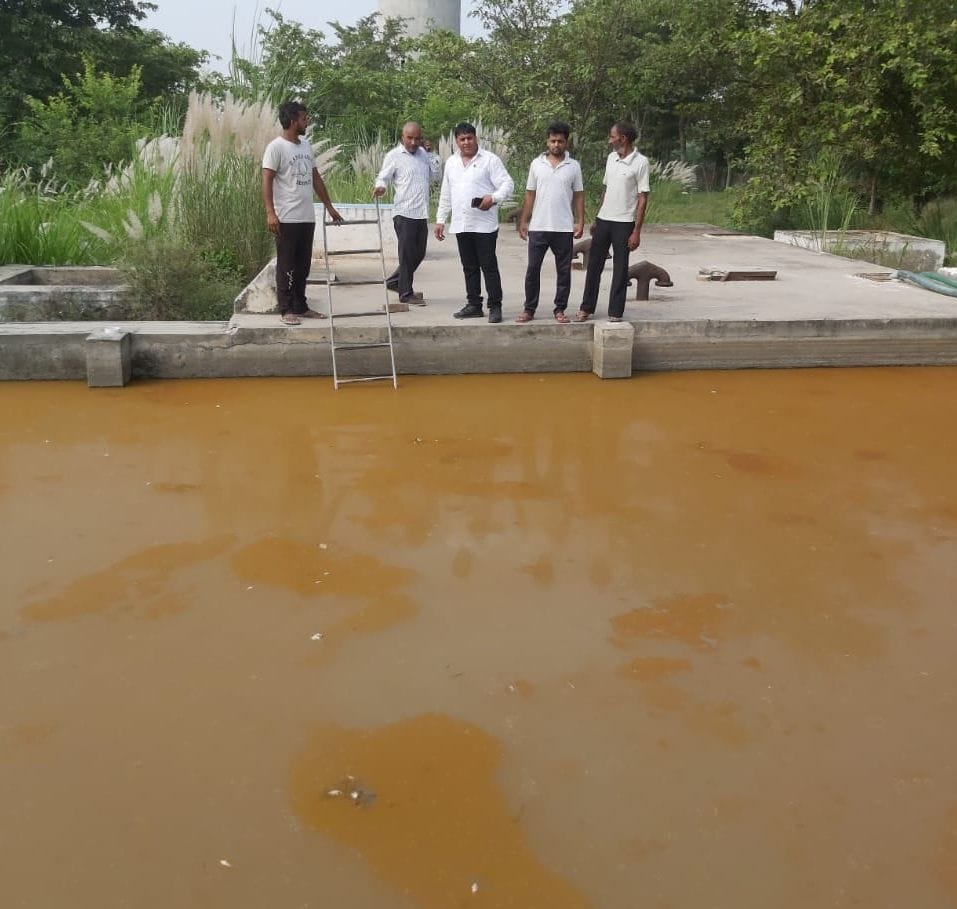 जलघर में मृत पड़ी मछलियां दिखाते ग्रामीण। 