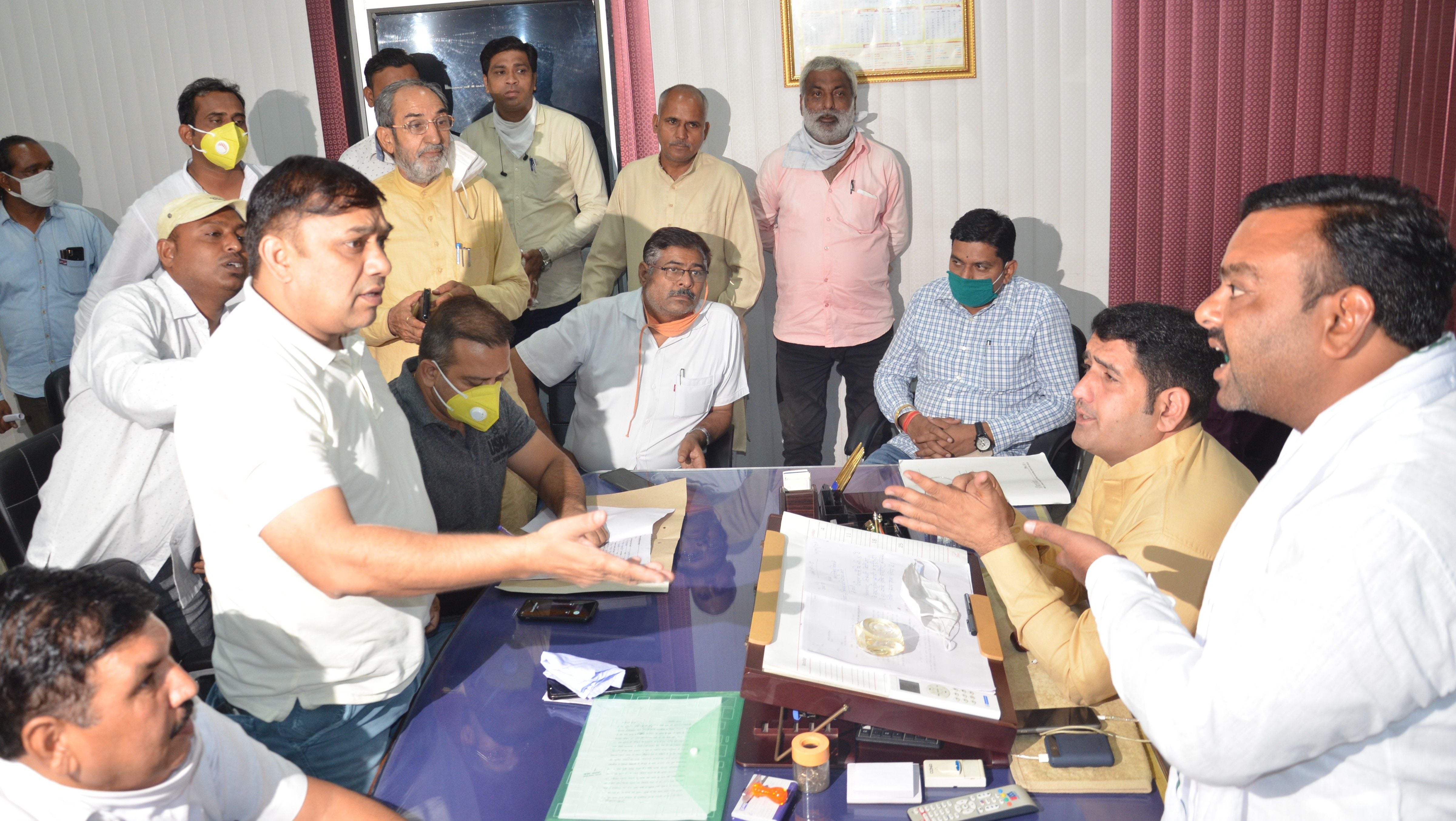 नगर परिषद हाउस की बैठक में हंगामा करते पार्षद व नगर परिषद उपप्रधान मामनचंद। संवाद न्यूज एजेंसी नगर परिषद हाउस की बैठक में हंगामा करते पार्षद व नगर परिषद उपप्रधान मामनचंद। संवाद न्यूज एजेंसी
