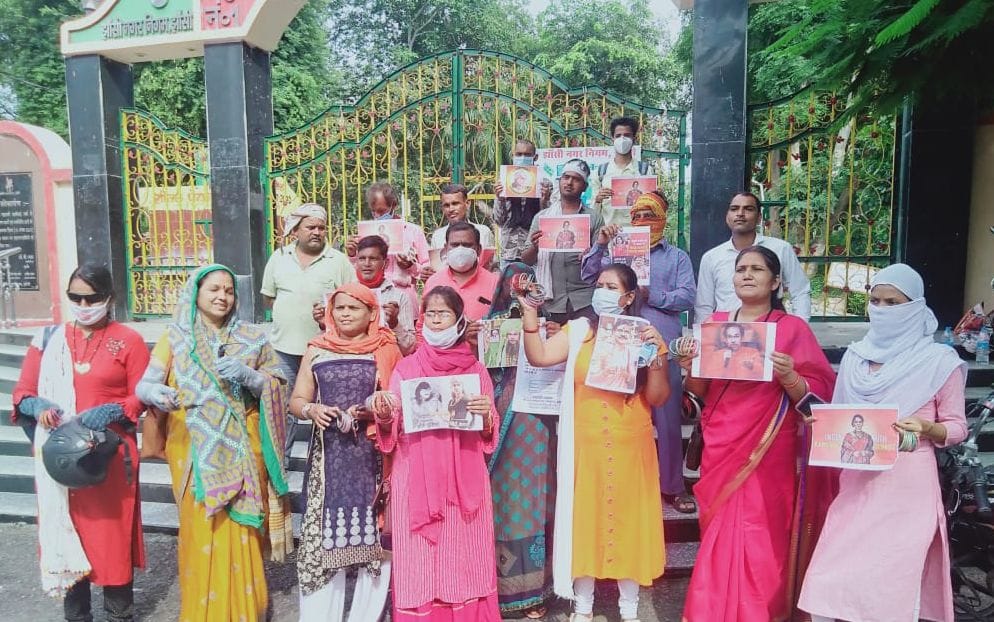 कंगना रनौत के समर्थन में प्रदर्शन करतीं भाजपा कार्यकर्ता। 