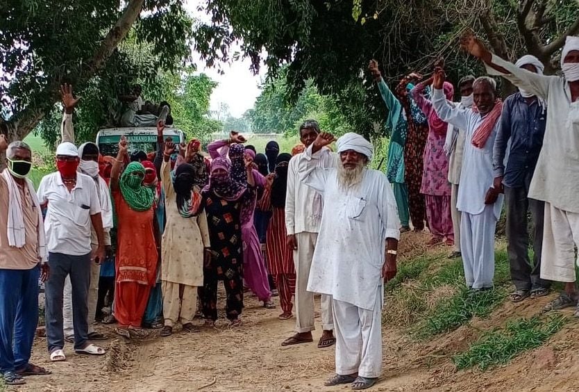 किसानों और आढ़ती नेताओं की गिरफ्तारी व लाठीचार्ज के विरोध में नारेबाजी करते मजदूर। किसानों और आढ़ती नेताओं की गिरफ्तारी व लाठीचार्ज के विरोध में नारेबाजी करते मजदूर।
