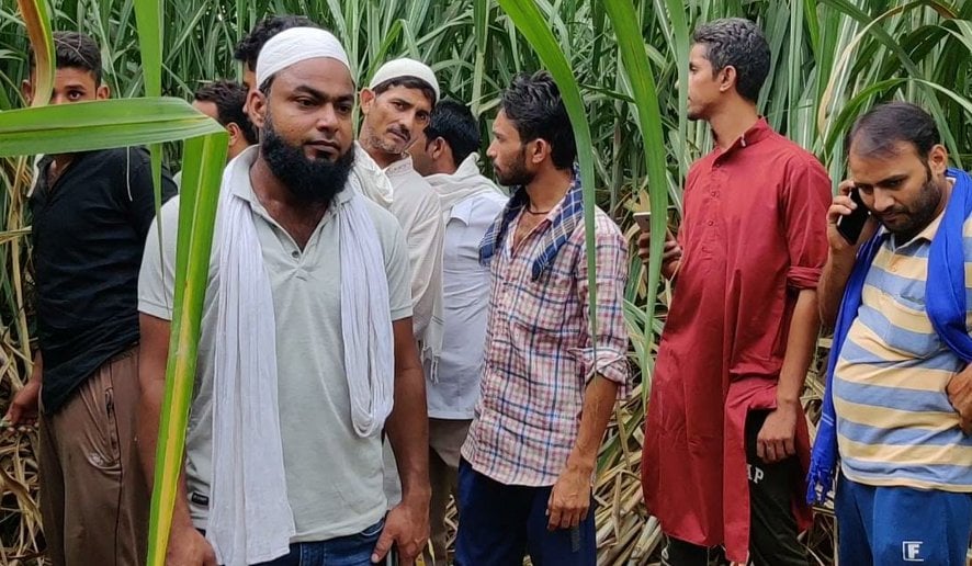 नगीना देहात के समसपुर क्षेत्र में आदिल का शव मिलने पर जमा क्षेत्रवासी। नगीना देहात के समसपुर क्षेत्र में आदिल का शव मिलने पर जमा क्षेत्रवासी।