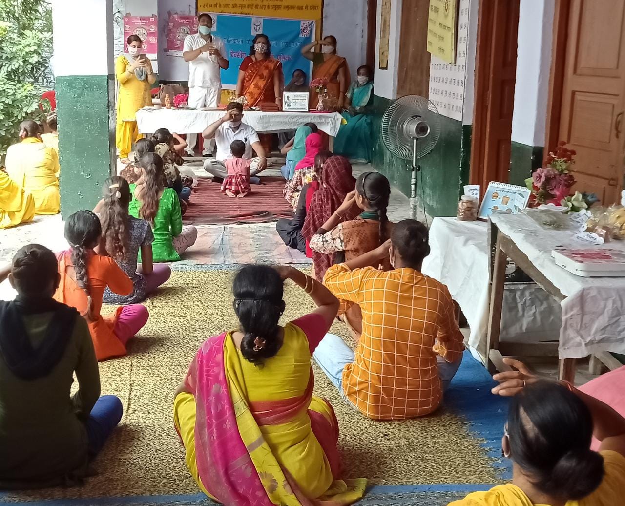 नवाबगंज स्थित प्राथमिक विद्यालय में सखी-सहेली कार्यक्रम के योगाभ्यास का प्रशिक्षण लेती किशोरि? नवाबगंज स्थित प्राथमिक विद्यालय में सखी-सहेली कार्यक्रम के योगाभ्यास का प्रशिक्षण लेती किशोरि?