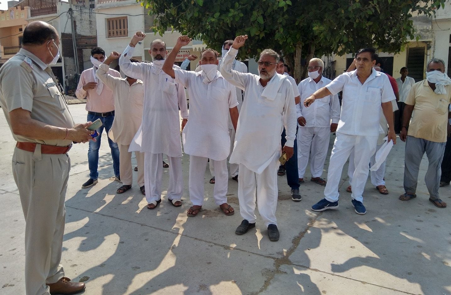 पुरानी मंडी में एकत्रित होकर सरकार के खिलाफ नारेबाजी करते आढ़ती। पुरानी मंडी में एकत्रित होकर सरकार के खिलाफ नारेबाजी करते आढ़ती।