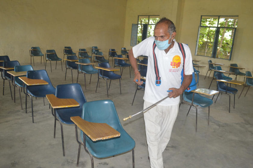 परीक्षा शुरू होने से पूर्व कक्ष को सैनिटाइज करता कर्मचारी। परीक्षा शुरू होने से पूर्व कक्ष को सैनिटाइज करता कर्मचारी।