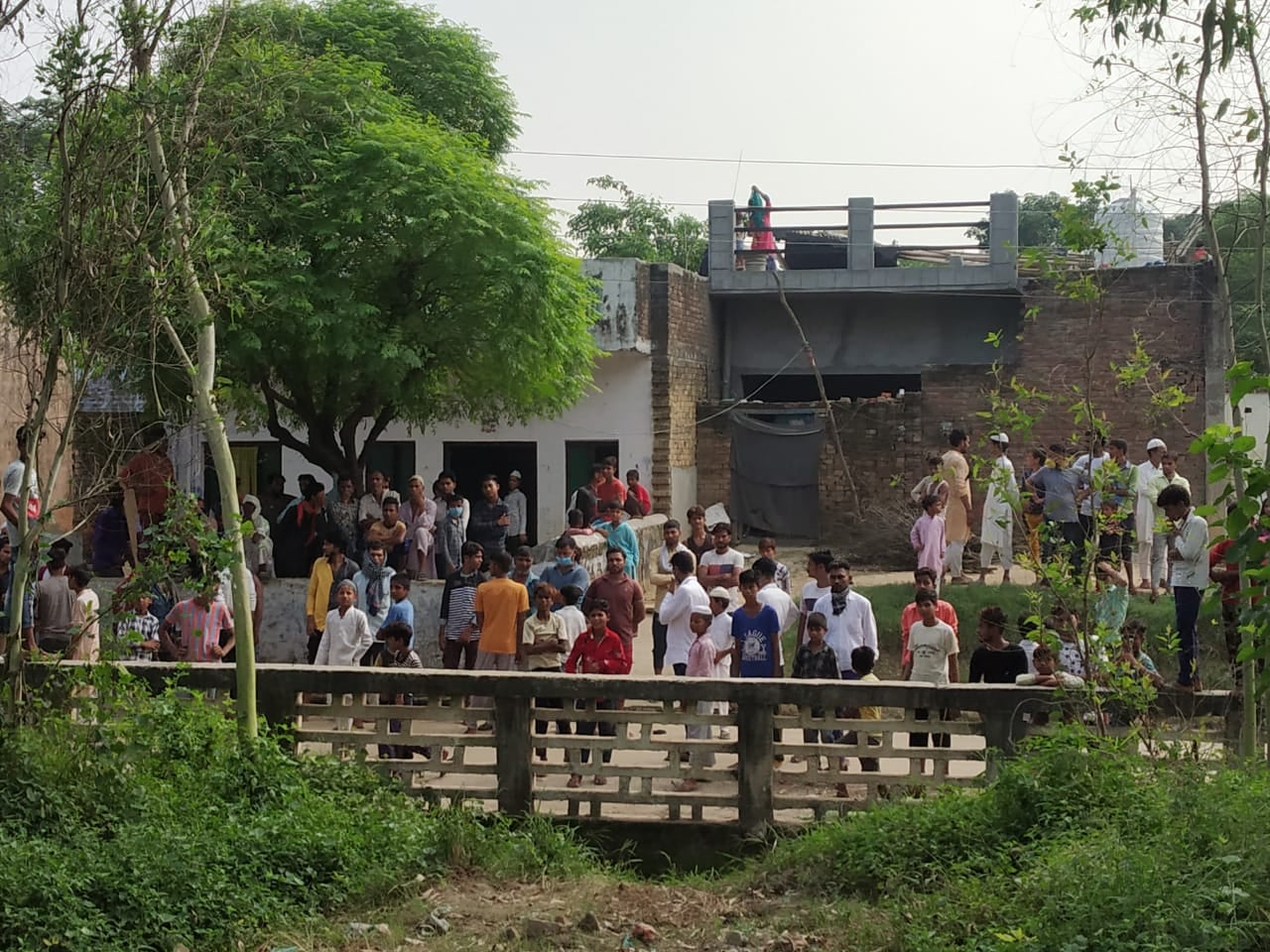 गागलहेड़ी के गांव अमरपुर में कब्र की खुदाई के दौरान मौके पर लगी भीड़ गागलहेड़ी के गांव अमरपुर में कब्र की खुदाई के दौरान मौके पर लगी भीड़