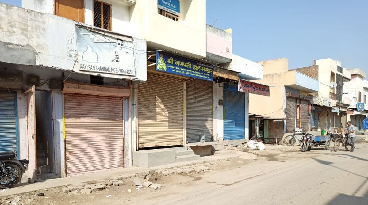 दुकानदार को गोली मारने के रोष में बाजार बंद के चलते बंद की गई दुकानें। दुकानदार को गोली मारने के रोष में बाजार बंद के चलते बंद की गई दुकानें।