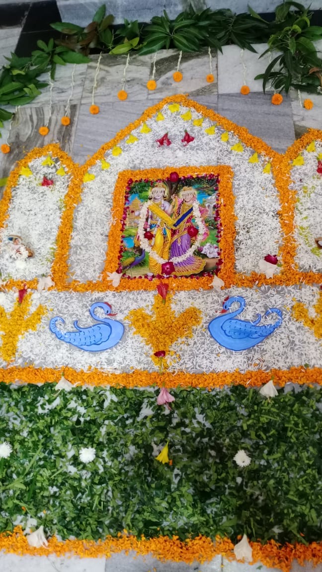 फूलों से बनाई गई ठाकुर जी और राधे रानी की मनमोहक सांझी फूलों से बनाई गई ठाकुर जी और राधे रानी की मनमोहक सांझी
