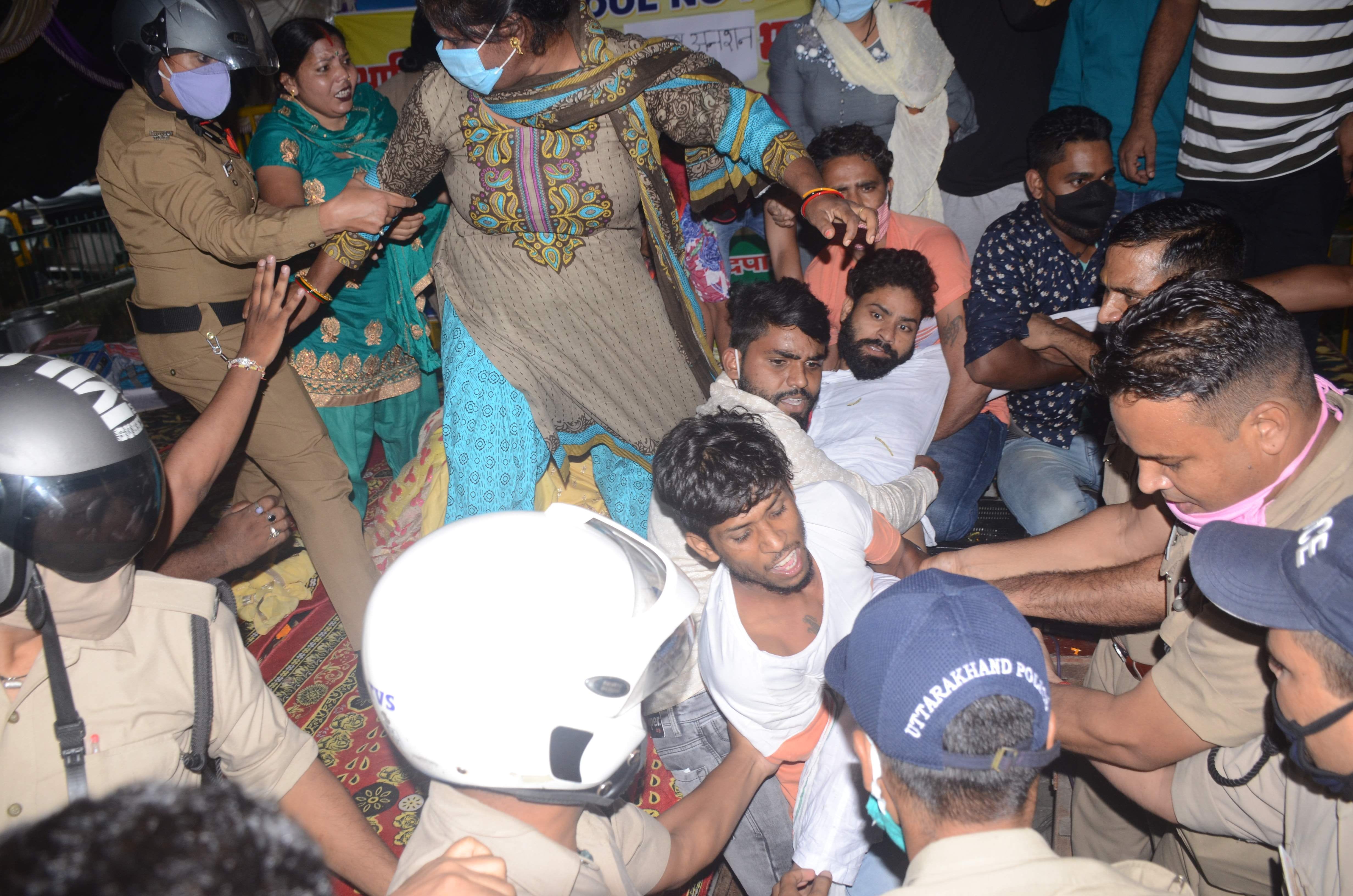 स्कूल फीस माफ किए जाने की मांग को लेकर बुद्धपार्क में आमरण अनशन पर बैठे पार्षद रोहित कुमार को जबर? स्कूल फीस माफ किए जाने की मांग को लेकर बुद्धपार्क में आमरण अनशन पर बैठे पार्षद रोहित कुमार को जबर?