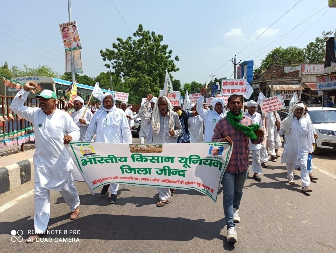 पिपली में किसानों पर हुए लाठीचार्ज के विरोध में नारेबाजी करते किसान। पिपली में किसानों पर हुए लाठीचार्ज के विरोध में नारेबाजी करते किसान।