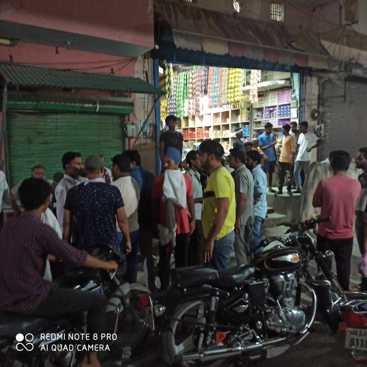 दुकानदार को गोली मारने की जानकारी मिलने के बाद मौके पर जुटे अन्य दुकानदार।