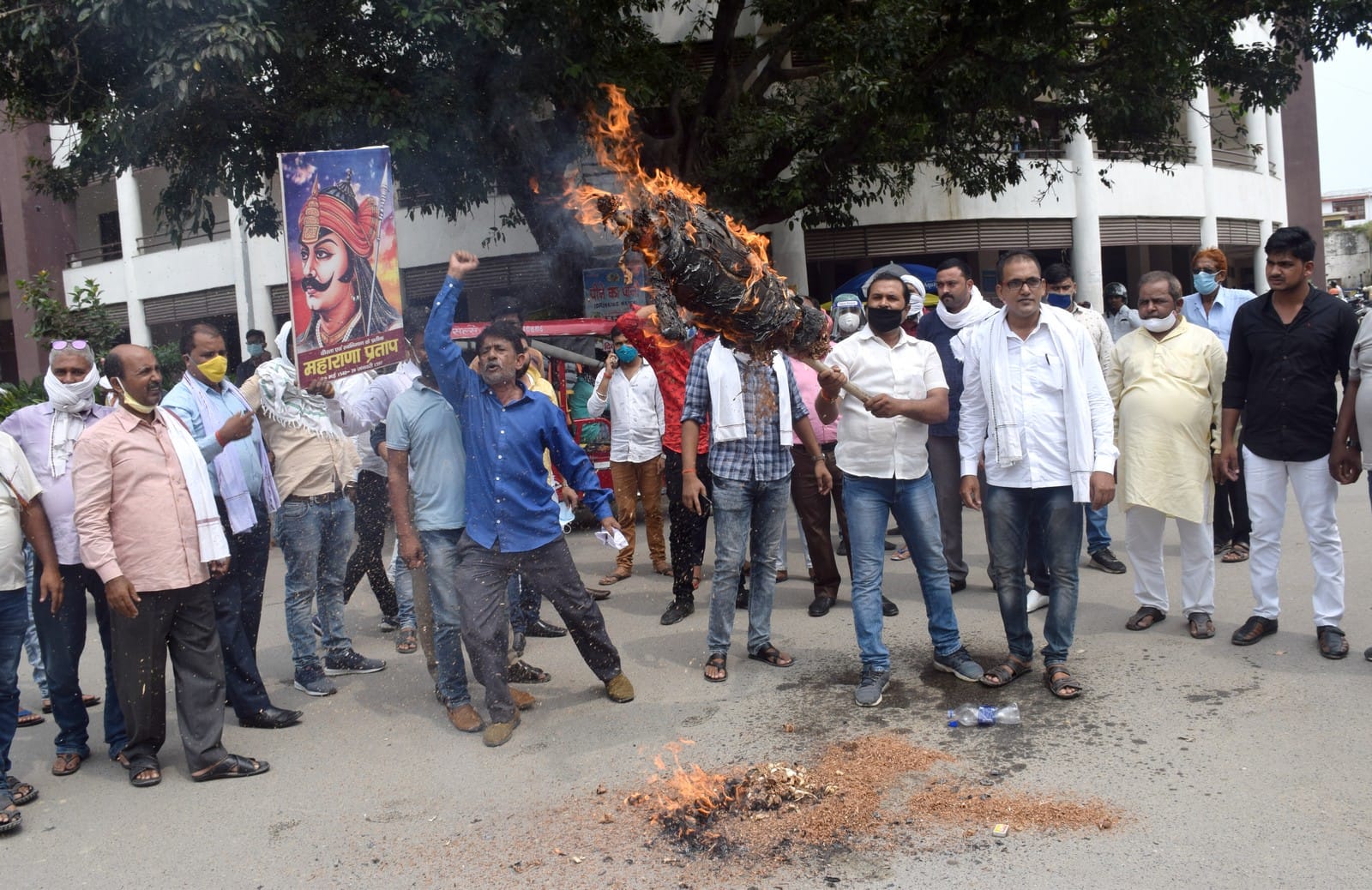 कलेक्ट्रेट चौराहे पर महराष्ट्र सरकार का पूतला फूंकते राणा प्रताप सेना के कार्यकर्ता। कलेक्ट्रेट चौराहे पर महराष्ट्र सरकार का पूतला फूंकते राणा प्रताप सेना के कार्यकर्ता।