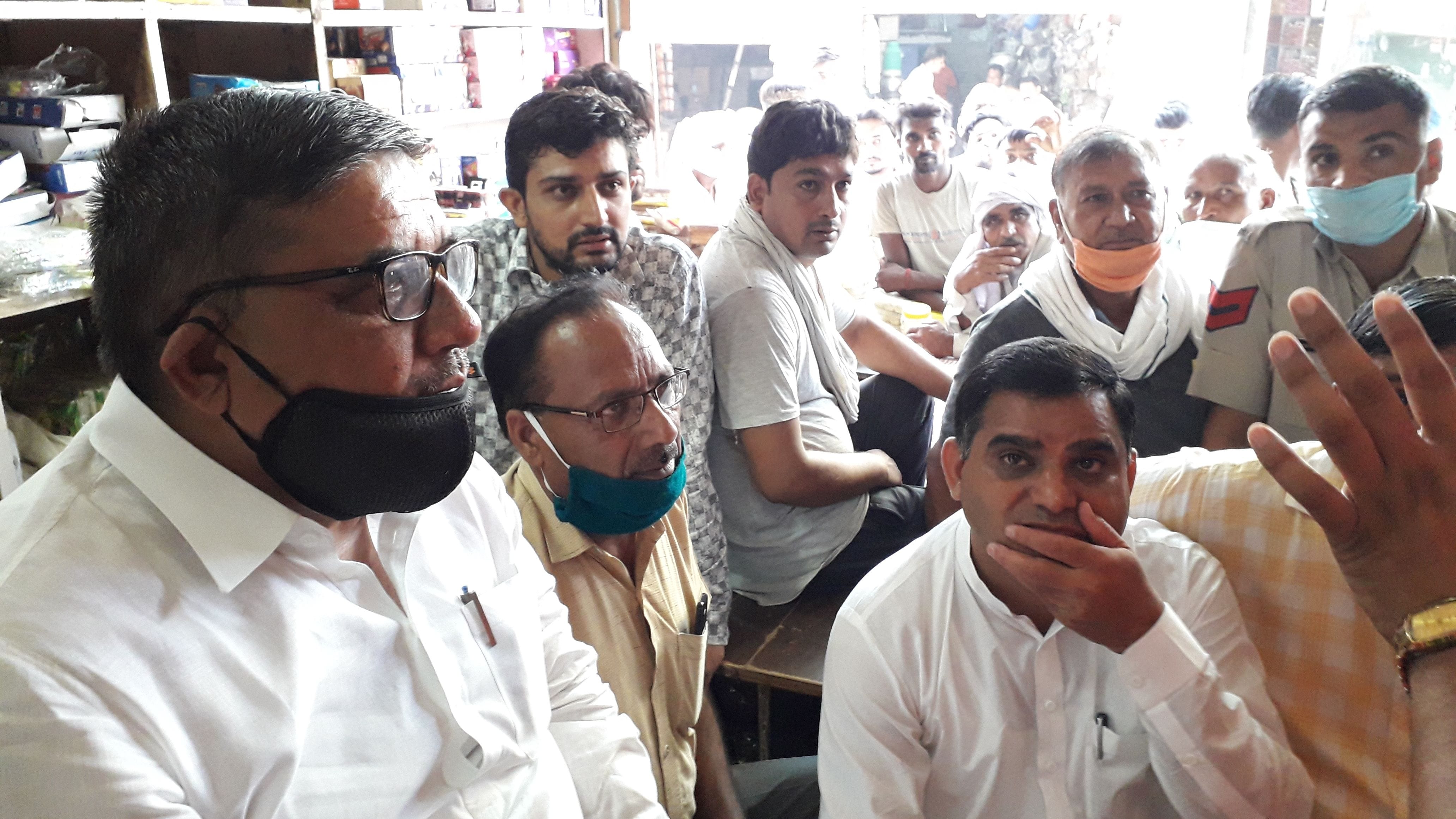 दुकानदारों से मिलने पहुंचे विधायक सुभाष गांगोली। दुकानदारों से मिलने पहुंचे विधायक सुभाष गांगोली।